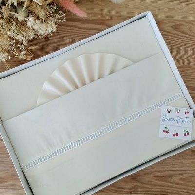 Conjunto de roupa de cama branca em caixa com cartão Sara Pinto