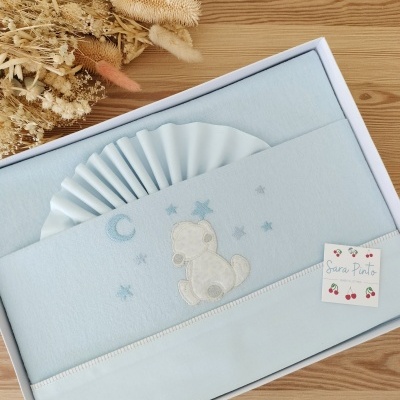 Conjunto de roupa de cama azul claro com bordado de urso e lua em caixa branca