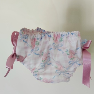 Cueca para bebé branca com flores rosa, laços azuis e fitas de cetim rosa nas laterais