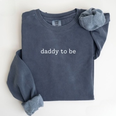 Camisola azul escura com texto branco daddy to be