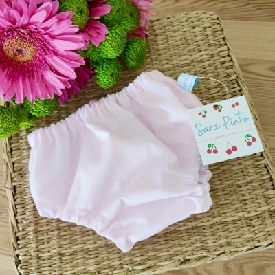 Cueca ou tapa fraldas rosa claro com pequenos pontos brancos e etiqueta com nome Sara Pinto