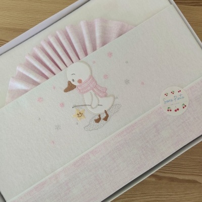 Cobertor de bebé rosa e branco com bordado de pato e caixa branca