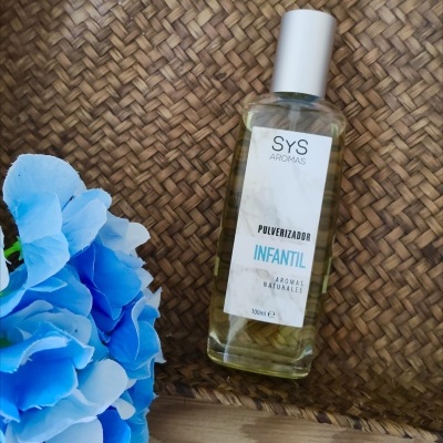 Frasco pulverizador SYS AROMAS INFANTIL com flores azuis e fundo em tecido trançado