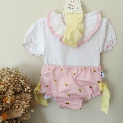 conjunto de roupa de bebé com body branco e calção rosa com padrão de abelhas