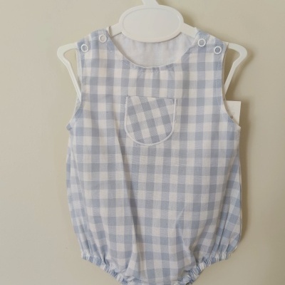 Babygrow azul e branco xadrez para bebé com bolso, pendurado em cabide branco