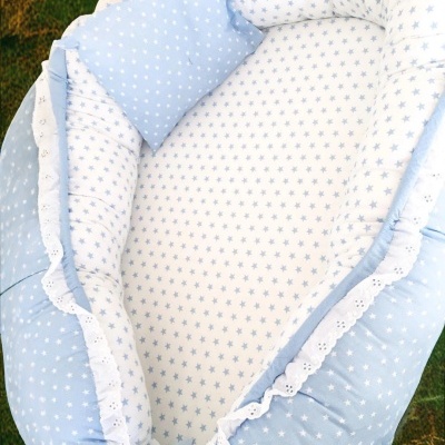 Ninho de bebé azul e branco com estrelas e renda