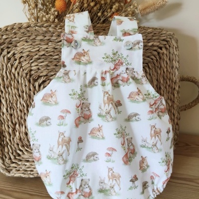 Macacão de bebé branco com estampado de animais da floresta