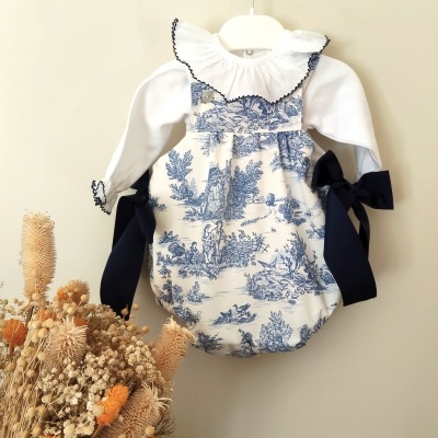 Macacão bebé azul e branco com padrão e gola folhada branca em cabide branco