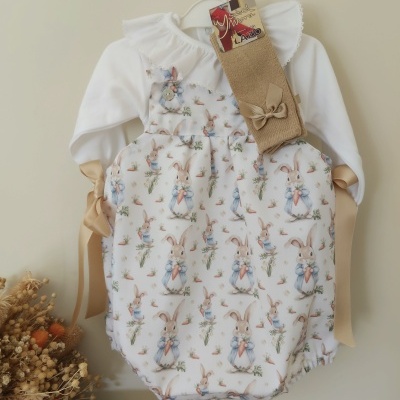 Roupa de bebé com padrão de coelhos e meias castanhas com laço