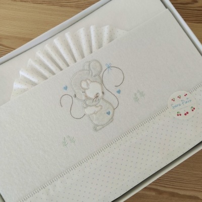 Lençol bordado branco para berço com desenho de rato e balão