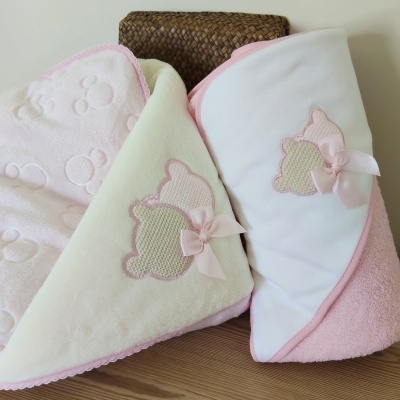 Conjunto de toalhas de bebé rosa e branco com bordados de ursos cor-de-rosa e laços.