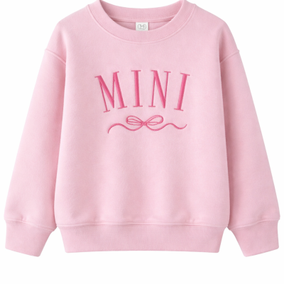 Sweatshirt rosa claro para criança com texto bordado MINI e laço decorativo.
