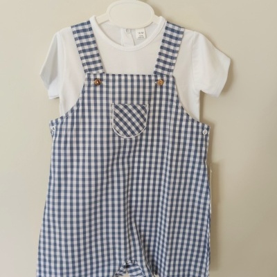 Conjunto de bebé com camisa branca e jardineira azul xadrez