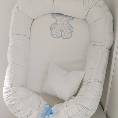 Ninho para bebé branco com bordados azuis e almofada
