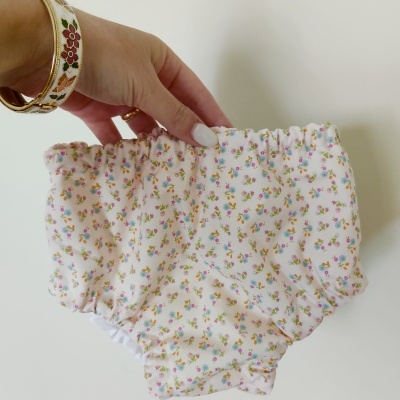 Calças de bebé floridas em tecido leve com cintura e pernas elásticas
