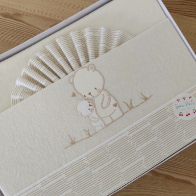 Conjunto roupa bebé creme com desenho bordado de ursos numa caixa branca