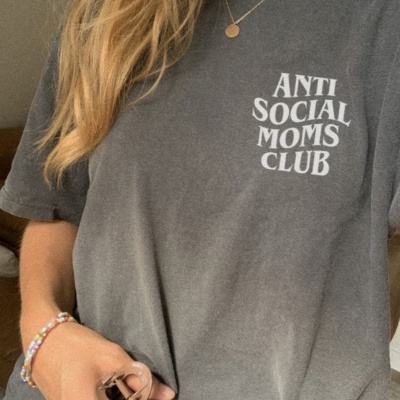 T-shirt cinzenta com texto branco ANTI SOCIAL MOMS CLUB no peito