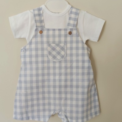 Conjunto de roupa para bebé com t-shirt branca e jardineira às quadrículas azuis e brancas