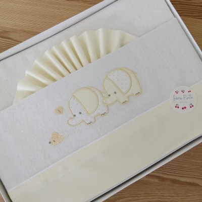 Jogo de cama branco e creme com bordado de elefantes e corações em caixa branca