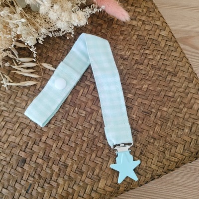 Prendedor de chupeta azul claro com estrela e fita quadriculada