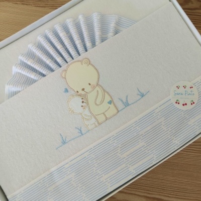 Conjunto para bebé com ursinhos bordados em caixa branca