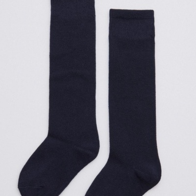 Par de meias compridas pretas em fundo branco