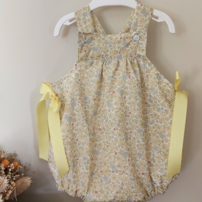 Macacão floral de bebé amarelo com laços