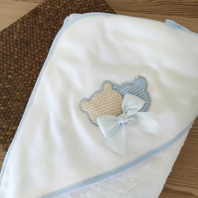 Toalha de bebé branca com bordado de ursinhos e laço azul claro