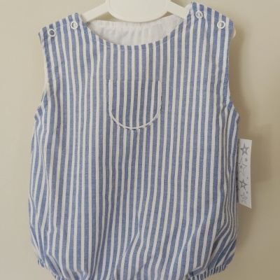 Body azul e branco às riscas para bebé com bolso pequeno.