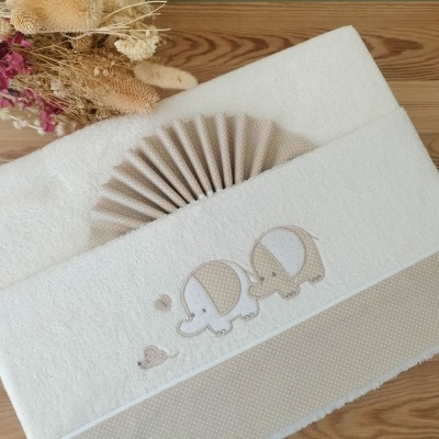 Toalha de bebé branca com elefantes bordados e detalhes bege