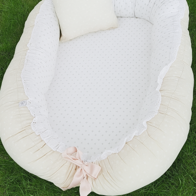 Berço ninho para bebé com almofada, tecidos bege e branco, folhos e laço rosa