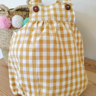 Macacão xadrez amarelo e branco para bebé com alças e botões castanhos