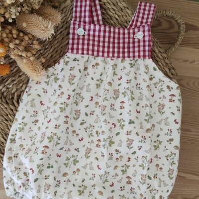 Macacão para bebé com padrão de coelhos e flores e parte superior de tecido vichy vermelho e branco