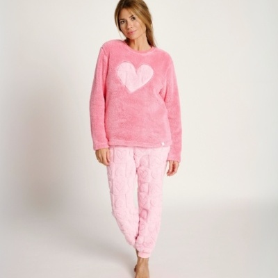 Pijama rosa felpudo com padrão de corações, modelo feminino em fundo branco