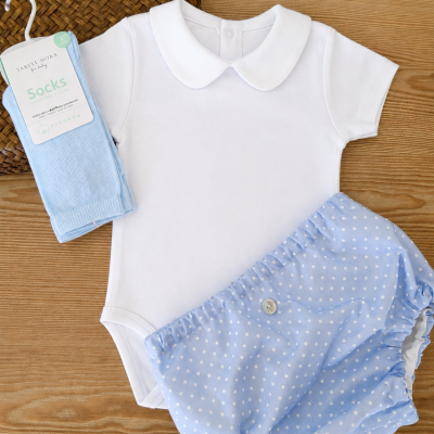 Conjunto de roupa para bebé com body branco, calções azuis às bolinhas e meias azuis de algodão
