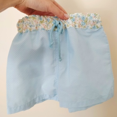 Calções azul claro com cintura floral para criança