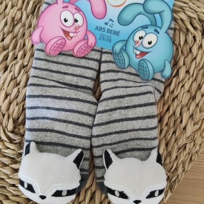 Meias de bebé cinza com riscas pretas e decoração de raposa branca e preta com embalagem azul