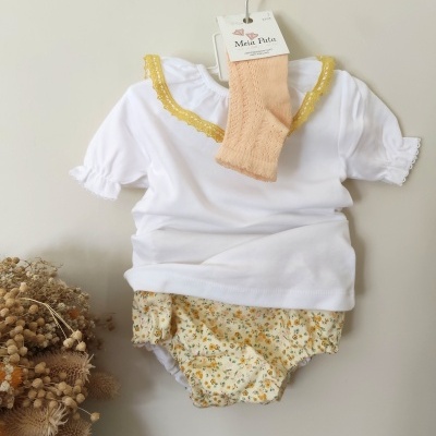 Conjunto de roupa para bebé com body branco, calções floridos amarelos e meias cor de pêssego com etiqueta