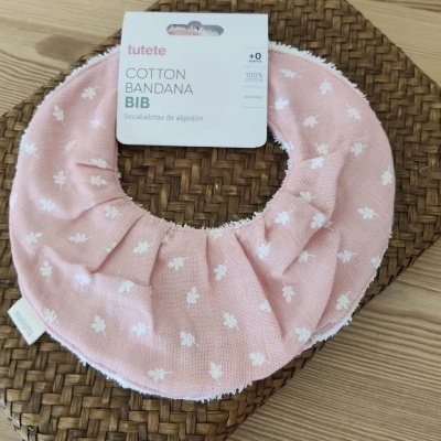 Babete bandana rosa com pequenos padrões brancos e etiqueta da marca tutete
