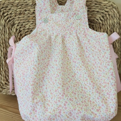 Macacão de bebé com padrão floral rosa e verde e botões frontais