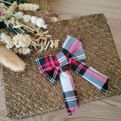 Laço xadrez em bolsa de palha com flores secas