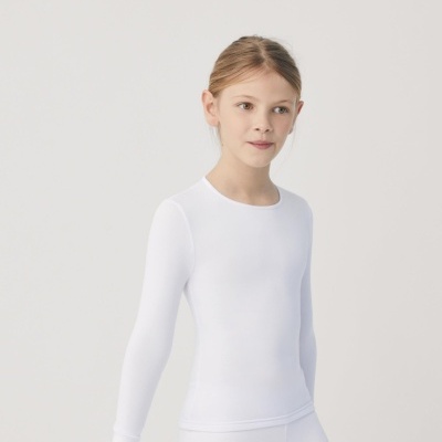 Menina com roupa branca justas de manga comprida