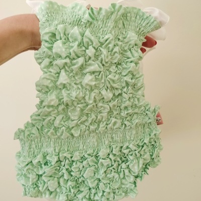 Macacão de bebé verde claro franzido com alças brancas