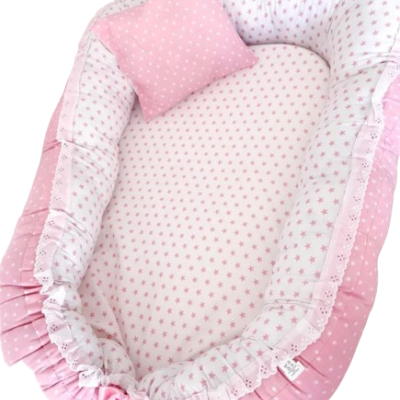 Ninho para bebé rosa e branco com padrão de estrelas e bolinhas