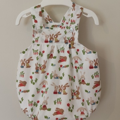 Roupão branco de bebé com estampa de coelhinhos e cenouras