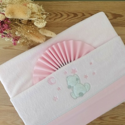 Fralda de bebé cor-de-rosa com ursinho azul bordado