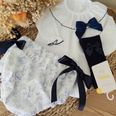 Conjunto de roupa para bebé branco e azul com estampa de coelhos e acessórios