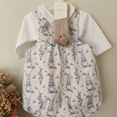 Conjunto bebé com body branco, macacão branco com coelhos e meias bege com pompons