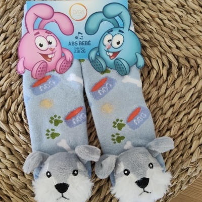 Meias azuis para bebé com motivos de cachorro e etiqueta colorida com coelhos