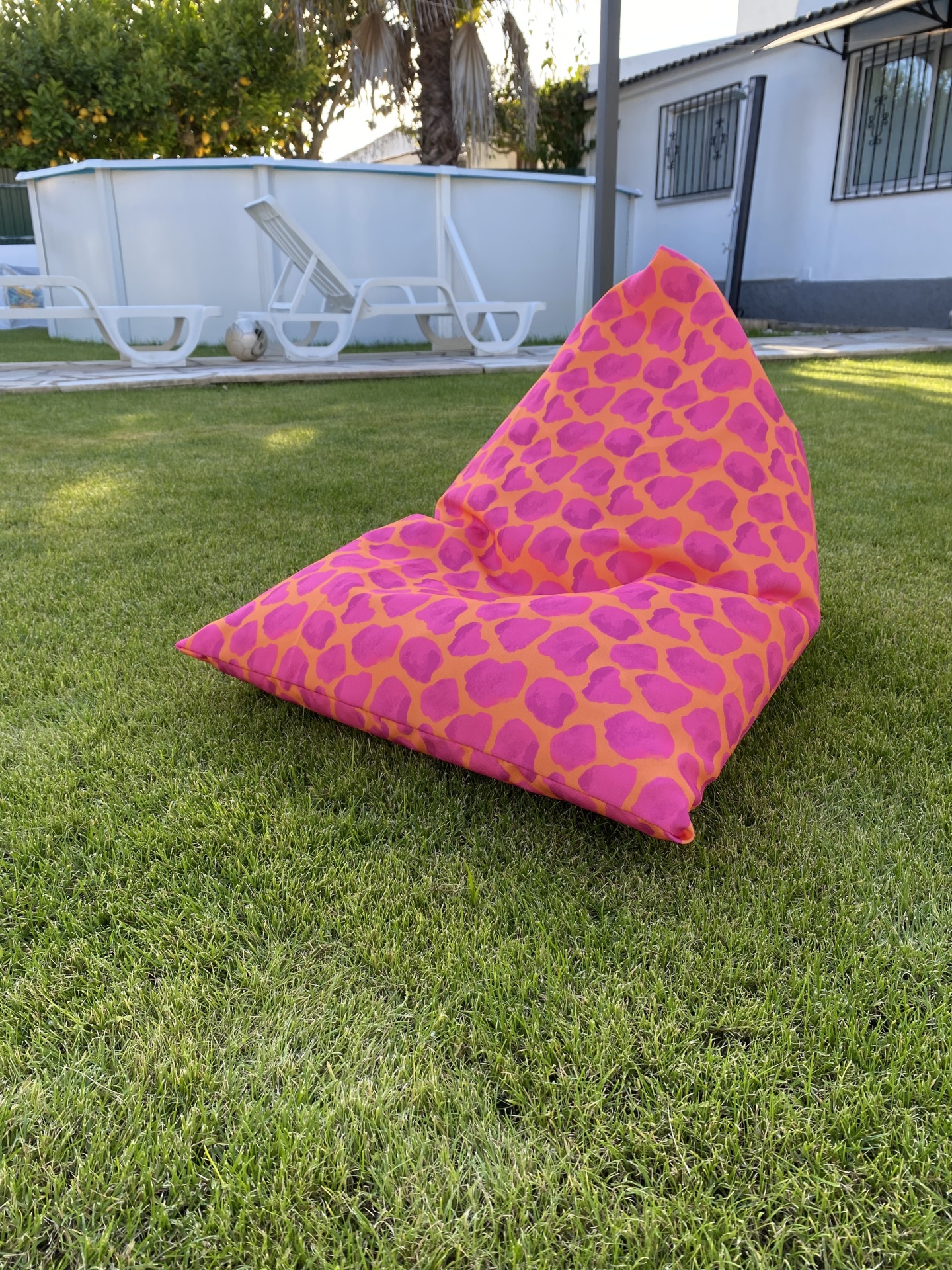 Puff de praia - Manchas rosa e laranja Puff de praia - Manchas rosa e laranja